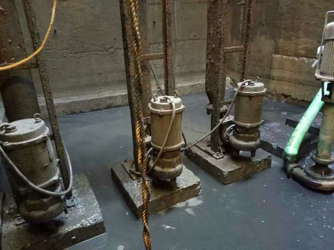 察雅污水池清理